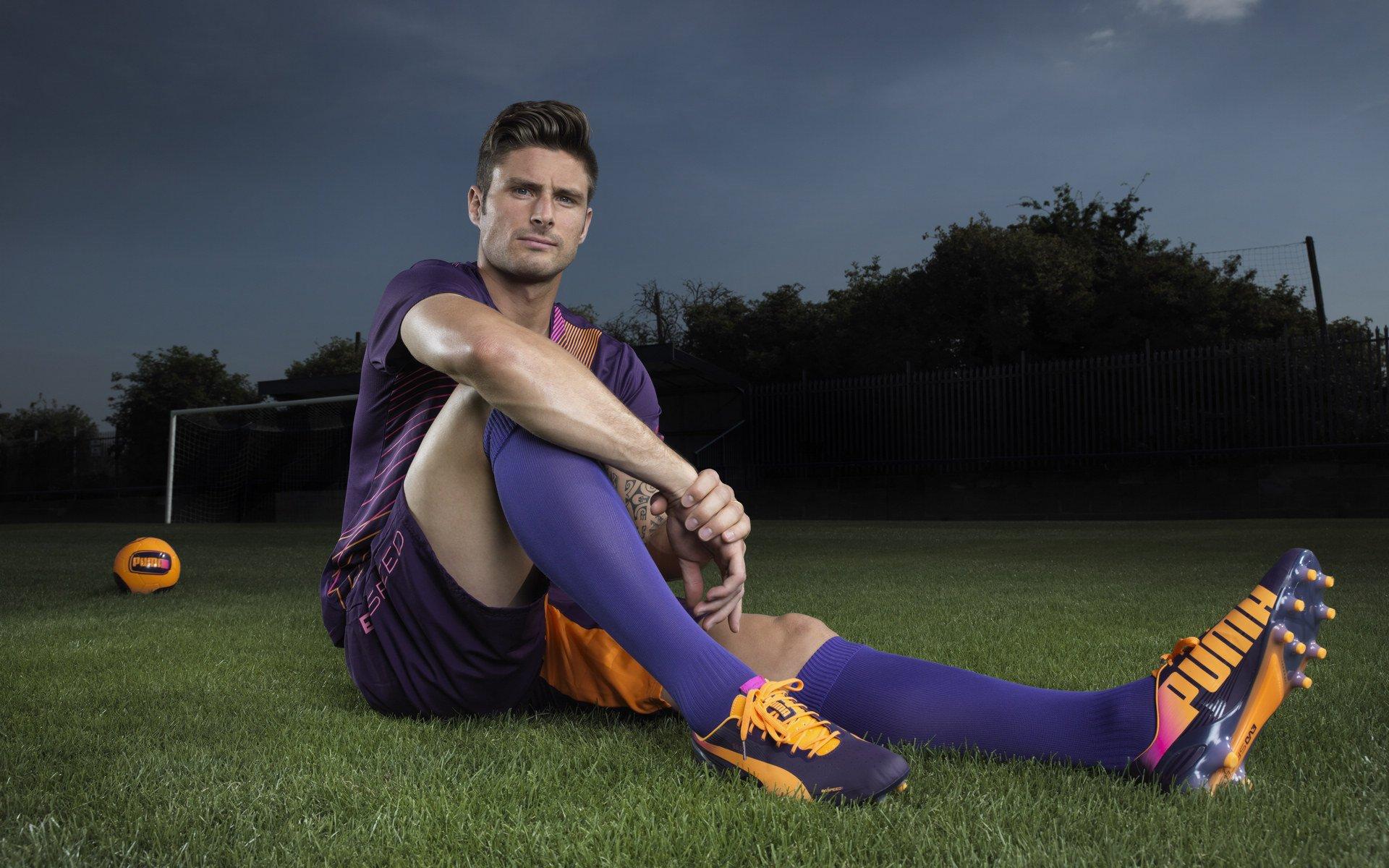 德罗西赛后发布会温情一幕 哲科突献亲吻诠释罗马队友深挚情谊